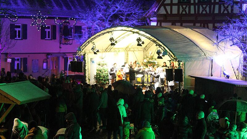 Ein Auftakt nach Ma&szlig;: Bei Weihnachtsliedern und Bratwurstsemmeln wurde es vor der B&uuml;hne gem&uuml;tlich.