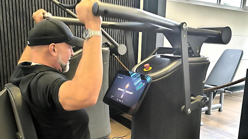 Der Gesch&auml;ftsf&uuml;hrer des Sport- und Gesundheitszentrums &bdquo;Sportpunkt&ldquo; in H&ouml;chstadt, Horst G&auml;ck, zeigt die Funktion des so genannten E-Gyms.