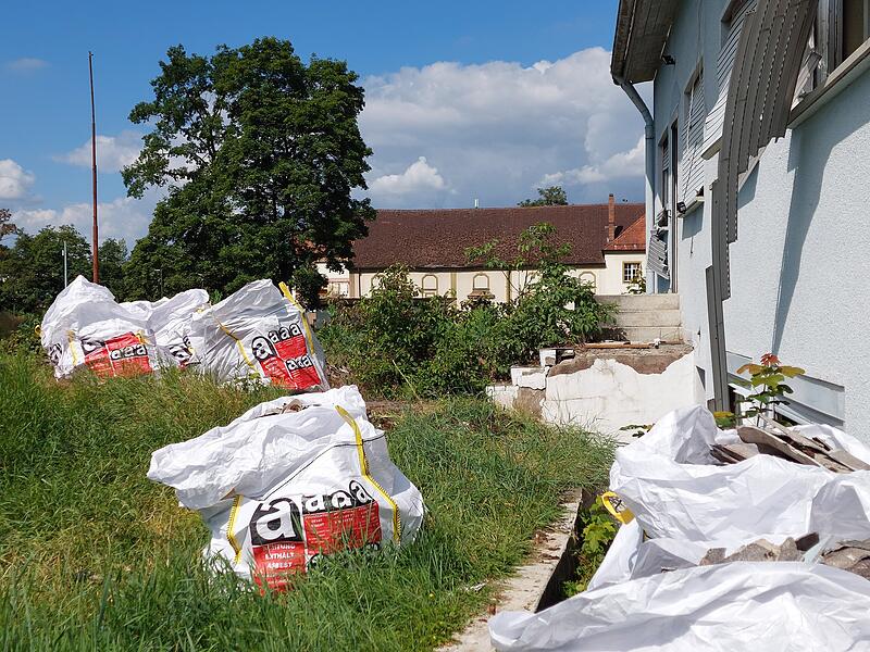Philsophenviertel ForchheimForchheim & Fränkische Schweiz Achtlos abgelegt stehen die mit asbesthaltigem Bauschutt gefüllten Big Bags auf dem Gelände herum.