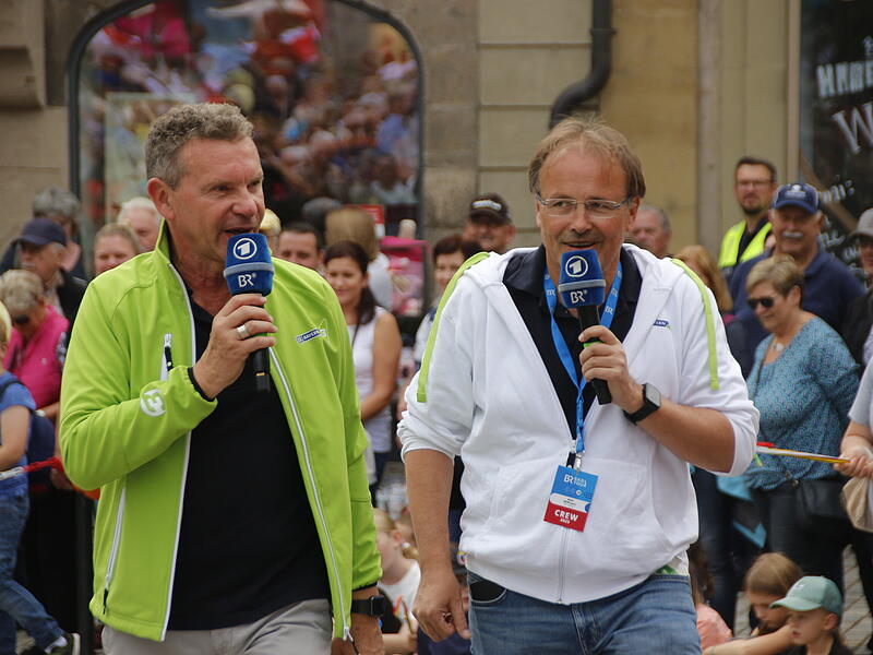 Die beiden BR-Moderatoren Willi Willmann und Roman Röll moderierten die Zieleinfahrt und sorgten bereits eine halbe Stunde vorher für ordentlich Stimmung.
