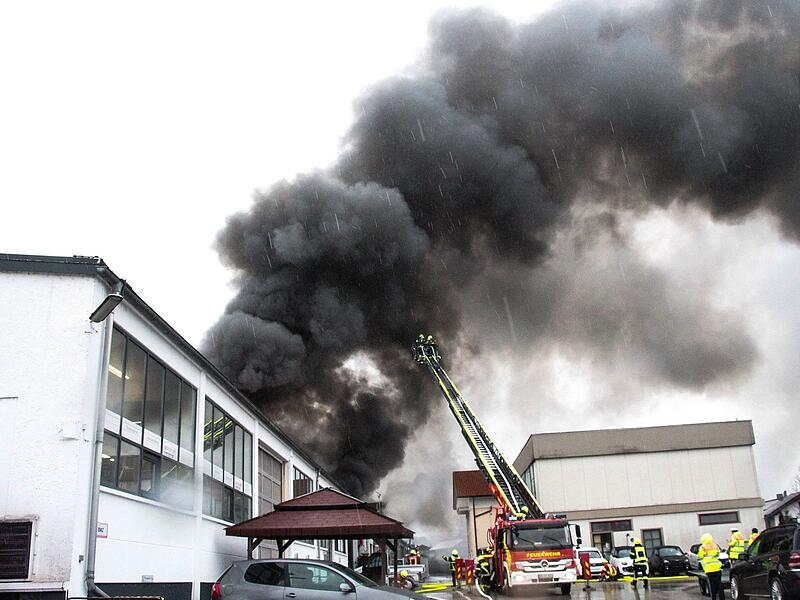 Firmengeb&auml;ude in Brand - Feuer unter Kontrolle