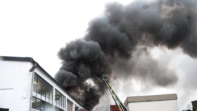 Firmengeb&auml;ude in Brand - Feuer unter Kontrolle