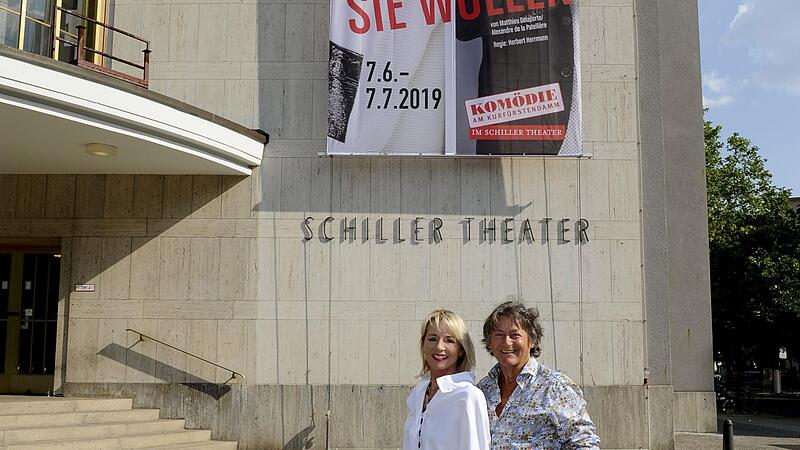 Ganz gro&szlig; vor dem Schiller Theater Berlin: Nora von Collande und Herbert Herrmann.