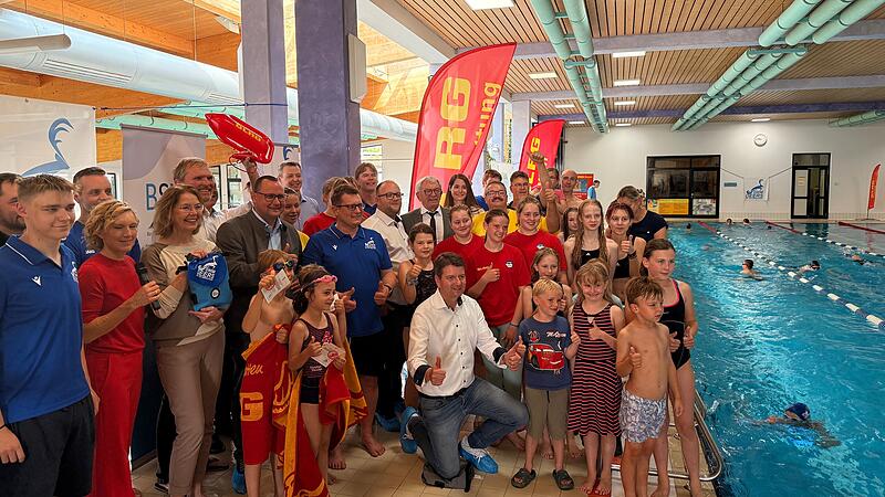 Politik-Prominenz, Schwimmvereine und die kleinen Schwimmer feiern den Start in die Schwimmabzeichen-Tage 2025