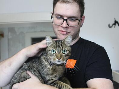 Alexander Jäger mit Kater Gregor