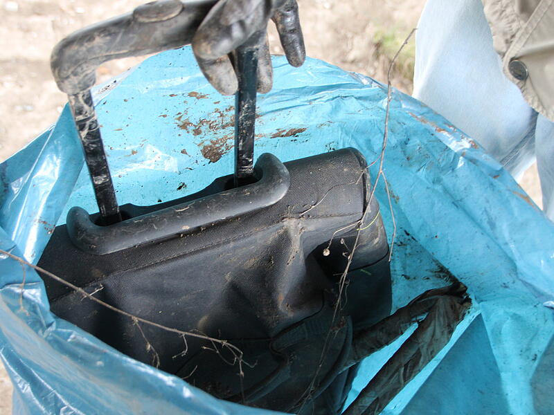 Ramadama Aufräumaktion am 14. März in MünnerstadtRamadama Aufräumaktion am 14. März in Münnerstadt Interessantes Fundstück: Ein Koffer.