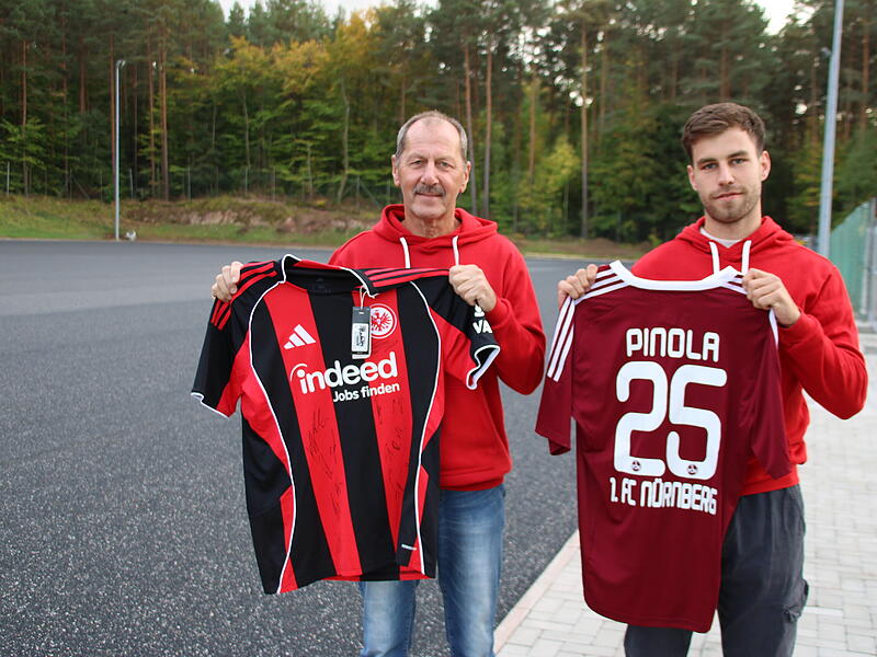 28 Trikots von Profivereinen versteigert der FC Baiersdorf in diesen Tagen, um Geld für den Bau seines Kunstrasenplatzes einzunehmen. Im Bild (von links) Vorsitzender Wolfgang Krauß und Social-Media-Beauftragter Marcel Gäbelein.Kunstrasenbau FC Baiersdorf 2026 28 Trikots von Profivereinen versteigert der FC Baiersdorf in diesen Tagen, um Geld für den Bau seines Kunstrasenplatzes einzunehmen. Im Bild (von links) Vorsitzender Wolfgang Krauß und Social-Media-Beauftragter Marcel Gäbelein.