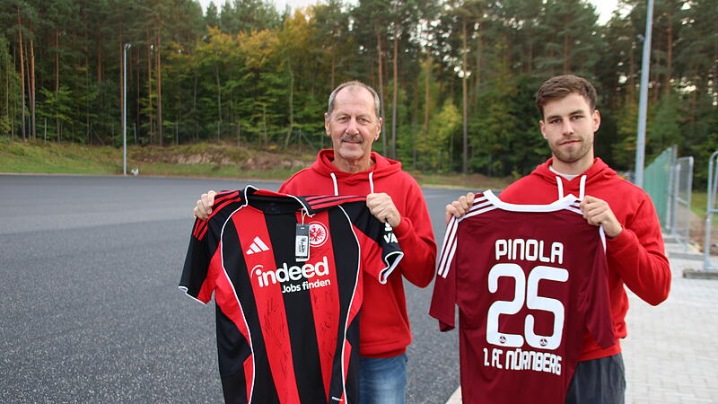 28 Trikots von Profivereinen versteigert der FC Baiersdorf in diesen Tagen, um Geld f&uuml;r den Bau seines Kunstrasenplatzes einzunehmen. Im Bild (von links) Vorsitzender Wolfgang Krau&szlig; und Social-Media-Beauftragter Marcel G&auml;belein.