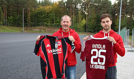 28 Trikots von Profivereinen versteigert der FC Baiersdorf in diesen Tagen, um Geld f&uuml;r den Bau seines Kunstrasenplatzes einzunehmen. Im Bild (von links) Vorsitzender Wolfgang Krau&szlig; und Social-Media-Beauftragter Marcel G&auml;belein.