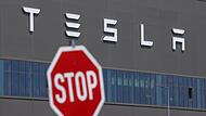 Gegen den E-Auto-Hersteller Tesla klagt eine Würzburger Kanzlei im Auftrag von vier Kunden. Die hoffen auf Rückabwicklung. Das Bild zeigt das Tesla-Werksgelände in Grünheide in Brandenburg.