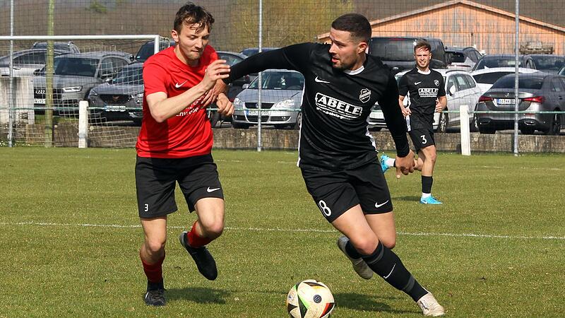 Der Torsch&uuml;tze zum 1:0, Pascal Herbst (rechts), im Zweikampf mit Lucas Schneider.