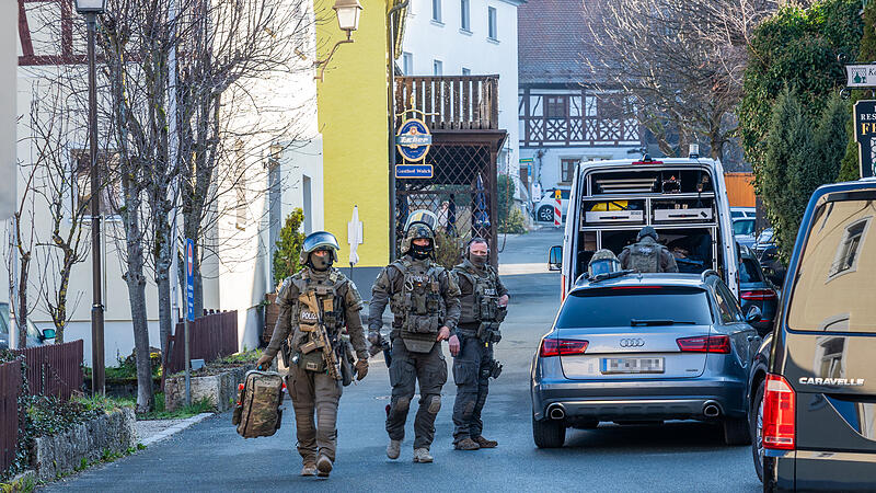 SEK-Einsatz MuggendorfForchheim & Fränkische Schweiz In Muggendorf kam es am Sonntagmorgen zu einem SEK-Einsatz. Ein Streit entwickelte sich zu einer Bedrohungslage.