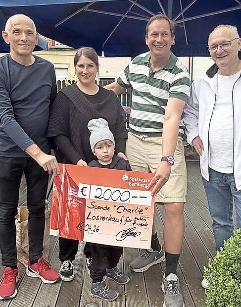 Premium-Partner Wolfgang Heyder (Veranstaltungsservice Bamberg), der kleine Charlie mit Mutter Astrid, Sebastian Linz (Kachelofen und F&auml;ssla-Keller) und Michael Amberg von der Kinder- und Jugendhilfe Memmelsdorf (v.l.) bei der Scheck&uuml;bergabe.