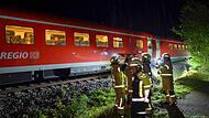 Regionalzug rammt umgestürzten Baum Regionalzug rammt umgestürzten Baum