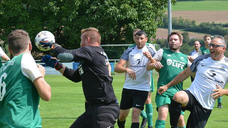 Mächtig Betrieb ist vor dem Tor von Simon Schneider, doch Untererthals Keeper  meistert diese Situation im Spiel gegen den TSV Volkers um Adam Loza (rechts).