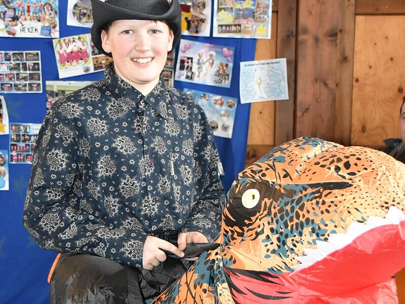Cowboy Jonas ritt auf seinem Dino zur Sommerhalle.2024 Kinderfasching Landkreis