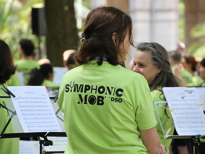 Knapp 600 Musikerinnen und Musiker waren beim Symphonic Mob 2024 dabei. Gemeinsam mit dem Londoner BBC Symphony Orchestra und Dirigent Sakari Oramo sorgten sie f&uuml;r eine atemberaubende Stimmung im Bad Kissinger Kurpark.