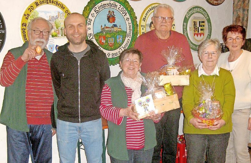 Von links: Schie&szlig;leiter Hans-Georg Rebhan und Jan Wagner, Preistr&auml;ger Heidrun Rebhan, Karl-Heinz Zillig und Elisabeth Dauer, Sch&uuml;tzenmeisterin Petra Haderlein.