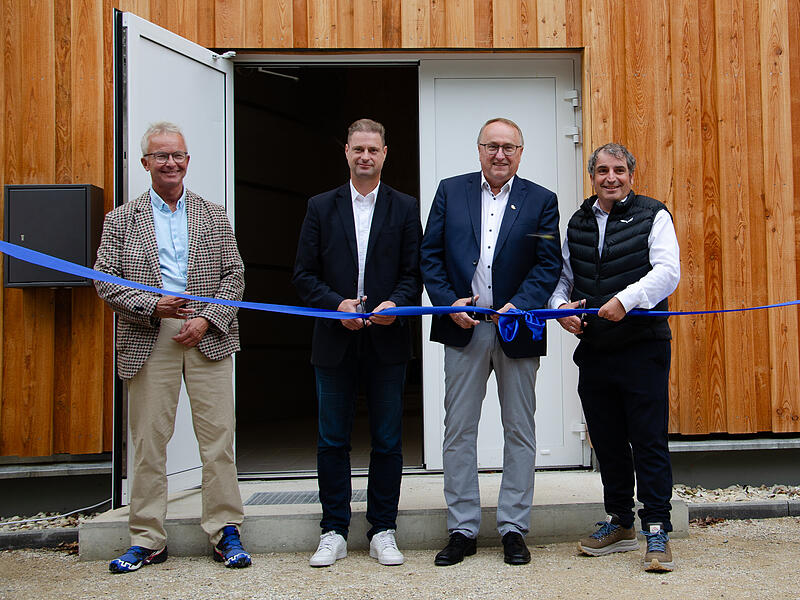 Michael Richter (Wasserwirtschaftsamt Landkreis Forchheim), Mathias Reznik (Geschäftsführer der Stadtwerke Forchheim), Manfred Hümmer (Dritter Bürgermeister der Stadt Forchheim) und Christian Sponsel (Geschäftsführer der Stadtwerke Forchheim) weihen den neuen Hochbehälter in Serlbach ein.Forchheim & Fränkische Schweiz Michael Richter (Wasserwirtschaftsamt Landkreis Forchheim), Mathias Reznik (Geschäftsführer der Stadtwerke Forchheim), Manfred Hümmer (Dritter Bürgermeister der Stadt Forchheim) und Christian Sponsel (Geschäftsführer der Stadtwerke Forchheim) weihen den neuen Hochbehälter in Serlbach ein.