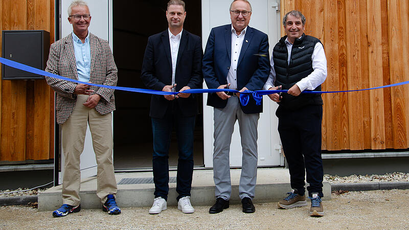 Michael Richter (Wasserwirtschaftsamt Landkreis Forchheim), Mathias Reznik (Geschäftsführer der Stadtwerke Forchheim), Manfred Hümmer (Dritter Bürgermeister der Stadt Forchheim) und Christian Sponsel (Geschäftsführer der Stadtwerke Forchheim) weihen den neuen Hochbehälter in Serlbach ein.Forchheim & Fränkische Schweiz Michael Richter (Wasserwirtschaftsamt Landkreis Forchheim), Mathias Reznik (Geschäftsführer der Stadtwerke Forchheim), Manfred Hümmer (Dritter Bürgermeister der Stadt Forchheim) und Christian Sponsel (Geschäftsführer der Stadtwerke Forchheim) weihen den neuen Hochbehälter in Serlbach ein.