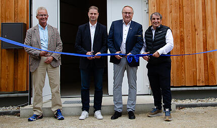 Michael Richter (Wasserwirtschaftsamt Landkreis Forchheim), Mathias Reznik (Gesch&auml;ftsf&uuml;hrer der Stadtwerke Forchheim), Manfred H&uuml;mmer (Dritter B&uuml;rgermeister der Stadt Forchheim) und Christian Sponsel (Gesch&auml;ftsf&uuml;hrer der Stadtwerke Forchheim) weihen den neuen Hochbeh&auml;lter in Serlbach ein.