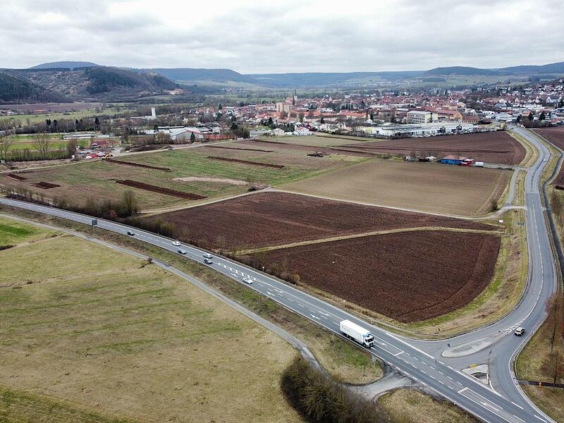 Der Hochstein in Hammelburg noch unbebaut im Jahr 2022. Aktuell sind bereits die Merkur-Bank und die Baustelle des Schulzentrums zu sehen.