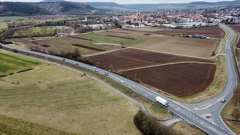 Der Hochstein in Hammelburg noch unbebaut. Aktuell sind bereits die Merkur-Bank und die Baustelle des Schulzentrums zu sehen.