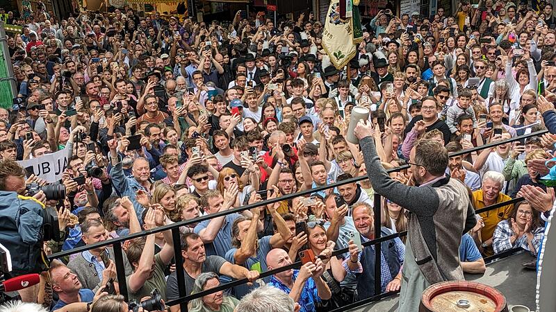 Nach zwei Schl&auml;gen ins Bergkirchweih-Gl&uuml;ck: Erlangens Oberb&uuml;rgermeister Florian Janik stimmt die Massen auf die n&auml;chsten zw&ouml;lf Tage ein.