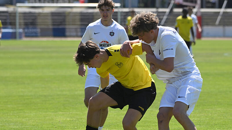 Sport Fußball Saison 2024 / 2025 U17 DFB-Nachwuchsliga - Hauptrunde Liga B Gruppe C am Samstag 10.05.2025 Spielort Bayreuth Hans-Walter-Wild-Stadion Spielbeginn 12.00 h SpVgg Bayreuth gegen FC Erzgebirge Aue U 17 Halbzeitergebnis 2:1 Endstand 3:2 U17 DFB-Nachwuchsliga B SpVgg Bayreuth - Erzgebirge Aue