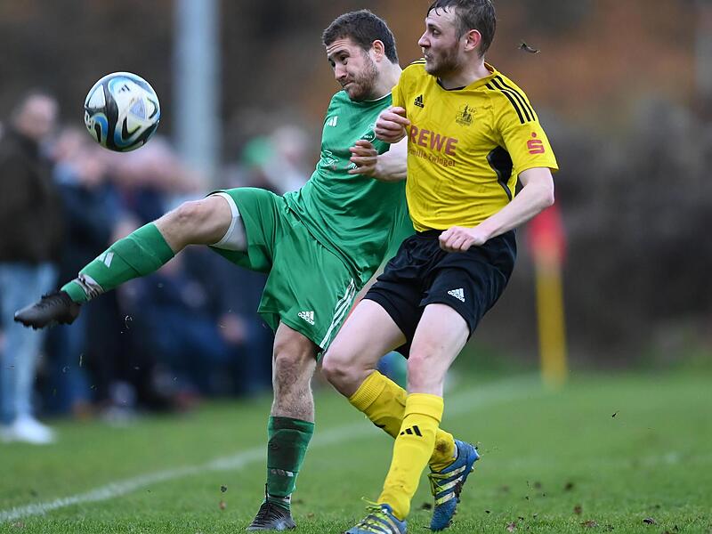 Die Lonnerstadter um Lucas-Maik Pahner (l.) taten sich mit Jörg Lipperts Möhrendorfern unerwartet schwer.Forchheim & Fränkische Schweiz