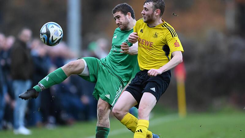 Die Lonnerstadter um Lucas-Maik Pahner (l.) taten sich mit Jörg Lipperts Möhrendorfern unerwartet schwer.Forchheim & Fränkische Schweiz Die Lonnerstadter um Lucas-Maik Pahner (l.) taten sich mit Jörg Lipperts Möhrendorfern unerwartet schwer.Forchheim & Fränkische Schweiz