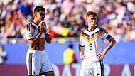 Aleksandar Pavlovic (l) und Joshua Kimmich