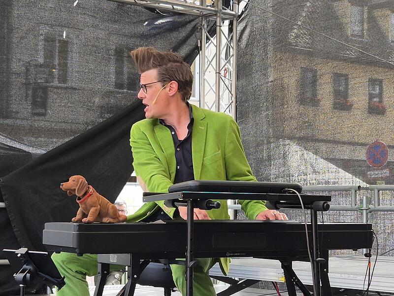 Im Anschluss an die Er&ouml;ffnung brachte Matthias Walz einen Auszug aus seinem Programm "Der b&ouml;se Mann am Klavier" dar.