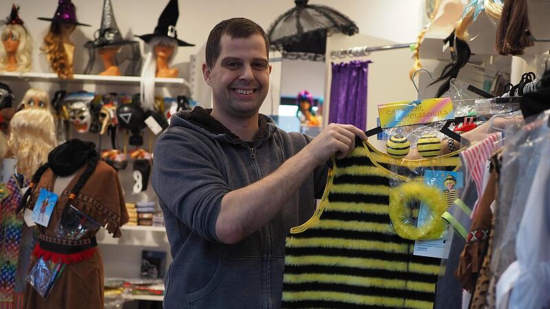 Geschäftsführer Maximilian Müller präsentiert eines der Bienen-Kostüme, die in Thann hergestellt werden.