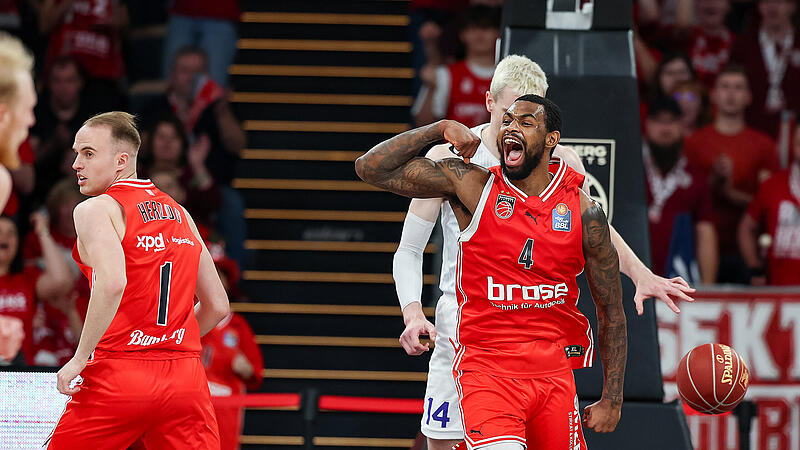 Der Bamberger Fl&uuml;gelspieler Adrian Nelson l&auml;sst nach einem Korb die Muskeln spielen.