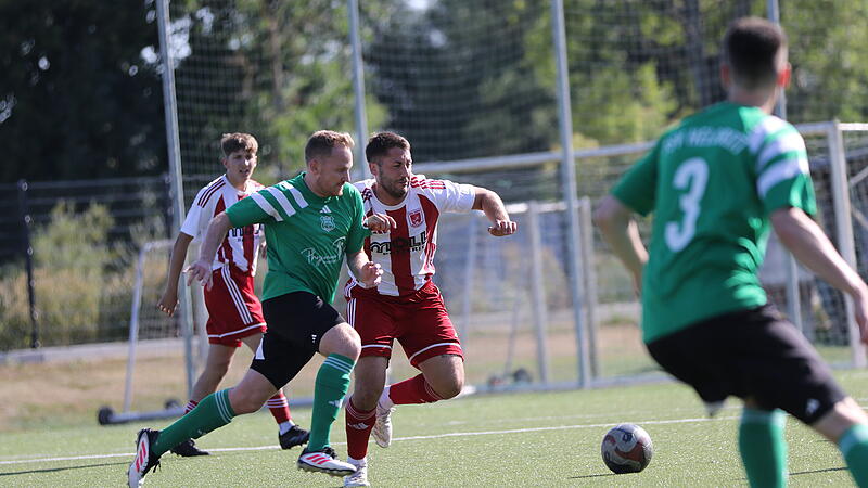 Der Heldritter Spielertrainer Fabian Fischer im Duell mit dem Staffelsteiner Heinrich Hagel.