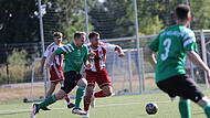 Der Heldritter Spielertrainer Fabian Fischer im Duell mit dem Staffelsteiner Heinrich Hagel. Der Heldritter Spielertrainer Fabian Fischer im Duell mit dem Staffelsteiner Heinrich Hagel.