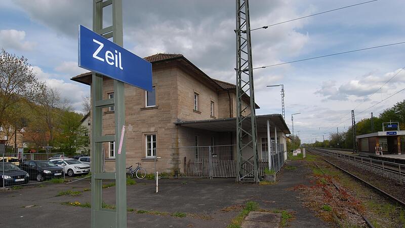 Einen traurigen Anblick bietet der Bahnhof in Zeil, offiziell nur noch Haltestelle aber auch als solche keine Einladung, Zug zu fahren.