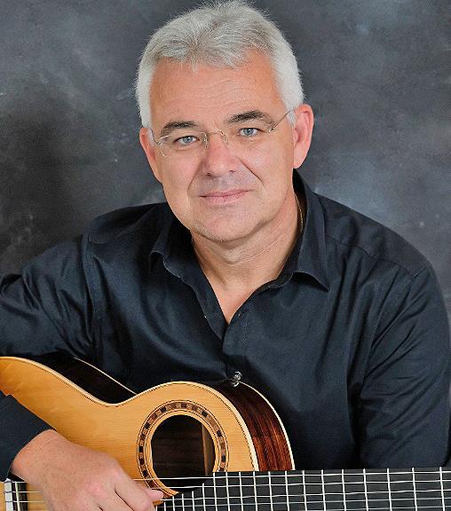 Volker Luft tritt an mit Gitarrenbearbeitungen der Werke Bachs und Beethovens, feurigem andalusischem Flamenco, erdigem Blues und auch melancholischem Klezmer.