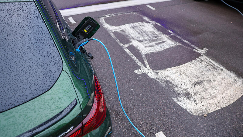 Elektroauto an Lades&auml;ule
