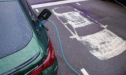 Elektroauto an Lades&auml;ule