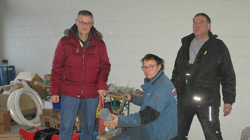 Hans-Georg Eberlein und die beiden verbliebenen Mitarbeiter Peter Schum und Martin Bickel (von links), die beide einen neuen Arbeitsplatz haben, bei den letzten T&auml;tigkeiten im Familienbetrieb.
