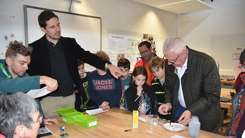 Bürgermeister Günther Werner und Kreisrätin Monika Schraut durften im Mint-Labor selbst eine Batterie bauen. Bürgermeister Günther Werner und Kreisrätin Monika Schraut durften im Mint-Labor selbst eine Batterie bauen.