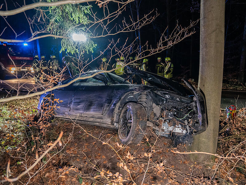 Der 19-j&auml;hrige BMW-Fahrer krachte mit seinem Auto gegen einen Baum.