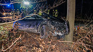 Der 19-j&auml;hrige BMW-Fahrer krachte mit seinem Auto gegen einen Baum.