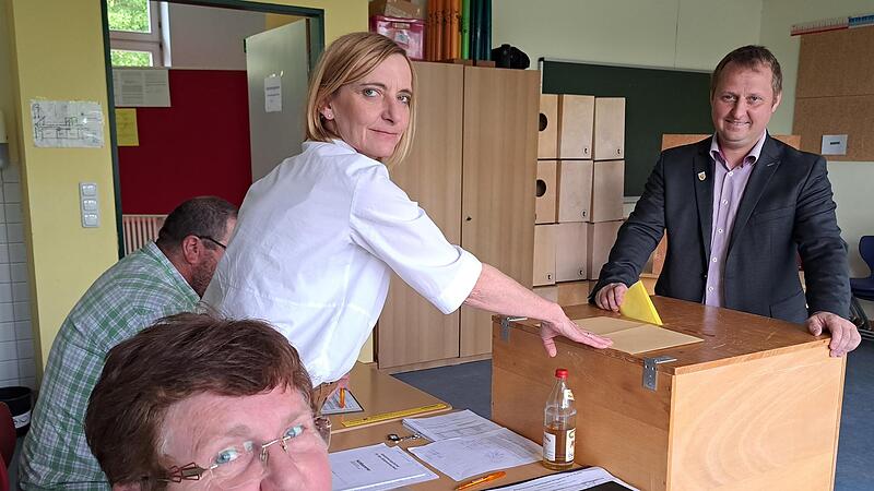 Bei der Stimmabgabe trifft Bürgermeister Mario Wolff im Wahllokal auf Zweite Bürgermeisterin Christine Wolf und Ruth Lang (links).