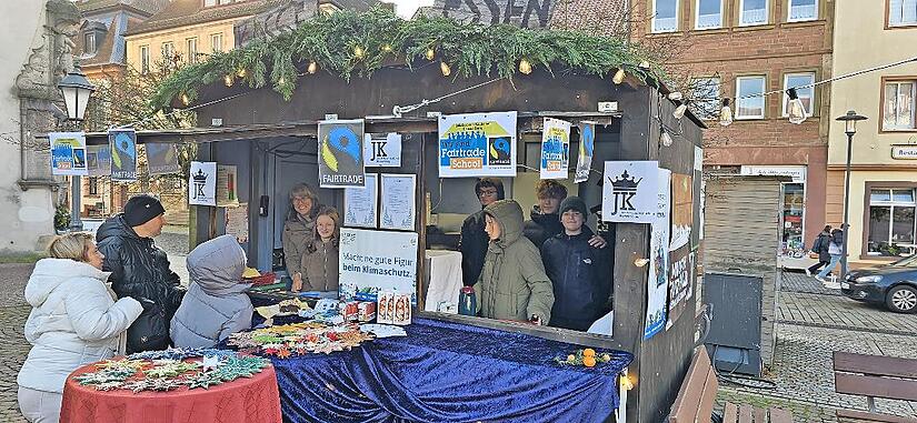 Schüler der 9a mit Ruth Oschmann-Hepp beim Fairen Adventsmarkt. Schüler der 9a mit Ruth Oschmann-Hepp beim Fairen Adventsmarkt.