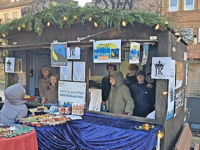 Schüler der 9a mit Ruth Oschmann-Hepp beim Fairen Adventsmarkt. Schüler der 9a mit Ruth Oschmann-Hepp beim Fairen Adventsmarkt.