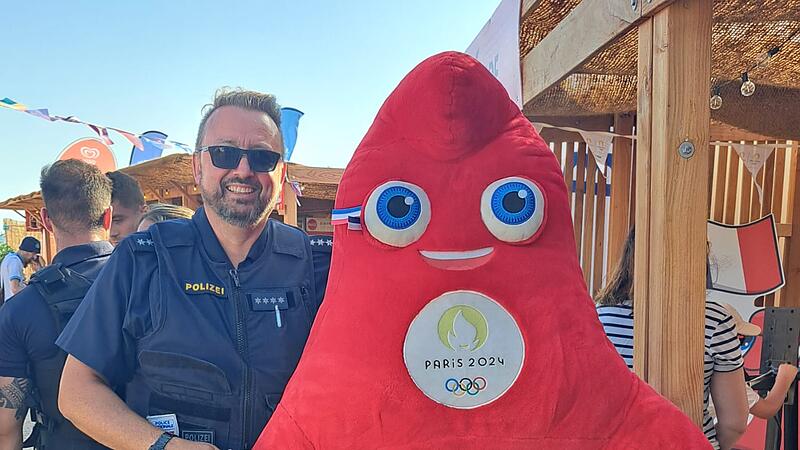 Erinnerungsfoto: Andreas Kaiser mit dem Olympia-Maskottchen.