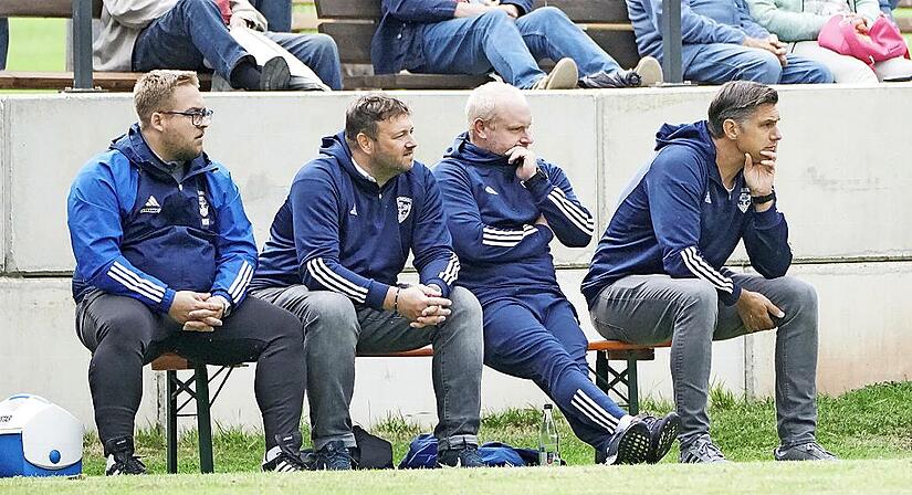 Die beiden Trainer Achim Engel, Marcel Pavel, Sportlicher Leiter Christian Holzmann und Team-Betreuer Niklas Fleischmann (von rechts) beobachten das Spiel ihrer Mannschaft TSV Mönchröden.